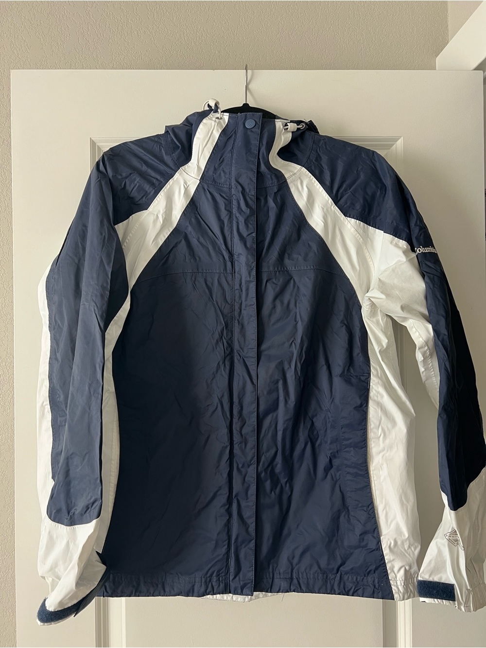 Women Navy and white Columbia windbreaker jacket